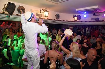 Clubs, pubs and "taverne"