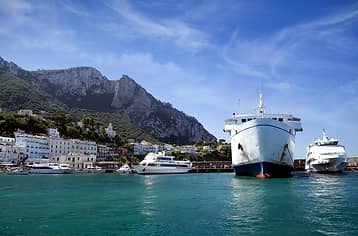 How to reach Capri from Naples