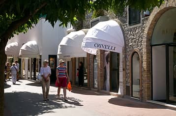 Shopping in centro e un tuffo a Marina Piccola