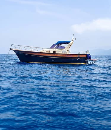 Capri gozzo boat tour on an Aprea Mare 32