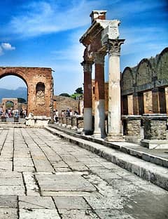 Pompeii and Vesuvius Guided Tour, entrance fees + light lunch