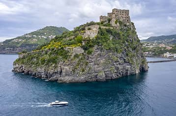 Sorrento - Ischia: transfer privato in barca di lusso