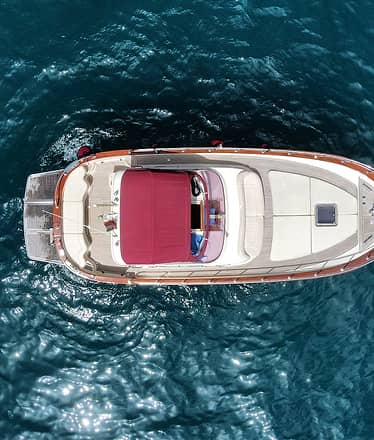 Capri Boat Tour on Board a 32-foot Fratelli Aprea 