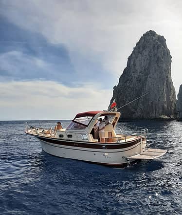 Capri Boat Tour on Board a 32-foot Fratelli Aprea 