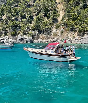 Capri Boat Tour on Board a 32-foot Fratelli Aprea 