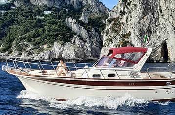 Tour Ischia e Procida in gozzo Fratelli Aprea 32: esplora le isole in stile e relax