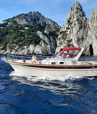 Tour Ischia e Procida in gozzo Fratelli Aprea 32: esplora le isole in stile e relax