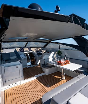  Princess v55: il fascino del lusso sportivo