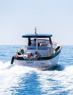 Private Capri Boat Tour with Lunch Stop in Nerano