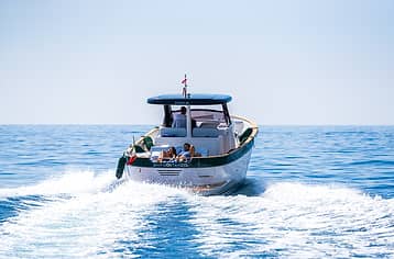 Tour privato di Capri in barca con pranzo a Nerano