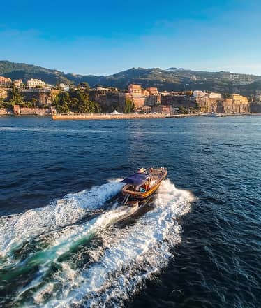 Esperienza in barca al tramonto a Sorrento con limoncello tasting