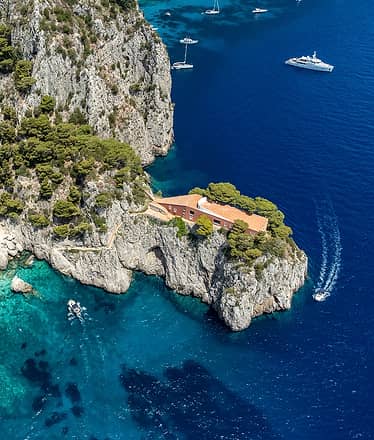 Capri Gozzo Boat Tour to the Faraglioni