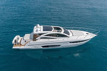 Il Rio 58 Coupé è uno yacht elegante e sportivo, progettato per garantire prestazioni elevate e massimo comfort a bordo. Con linee moderne, ampi spazi esterni e interni luminosi, offre un’esperienza di navigazione lussuosa ideale per crociere lungo la Cos