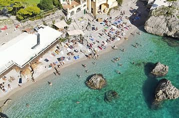 Tour privato di Capri in motoscafo + pranzo a Nerano