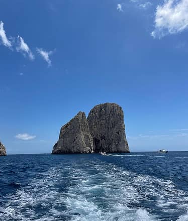 Capri Vibes: tour dell'isola in barca, intera giornata