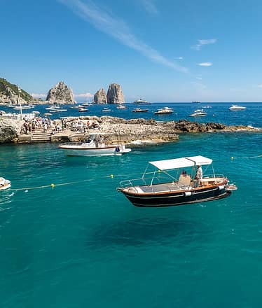 Private boat tour of Capri with drinks included