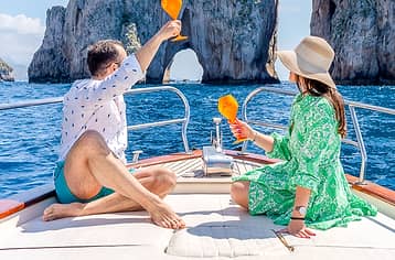 Private boat tour of Capri with drinks included