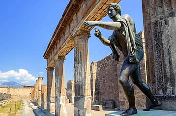 Tour of Pompei and Vesuvius from Sorrento, with pizza!