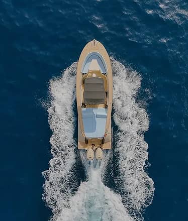 Capri in barca Emotion 30 Feet: tour privato tra grotte e Faraglioni