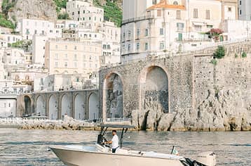 Capri in barca Emotion 30 Feet: tour privato tra grotte e Faraglioni