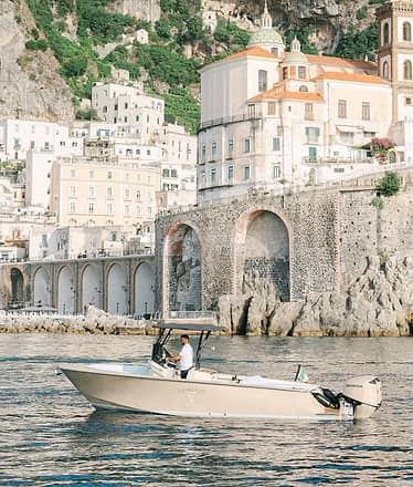 Capri in barca Emotion 30 Feet: tour privato tra grotte e Faraglioni