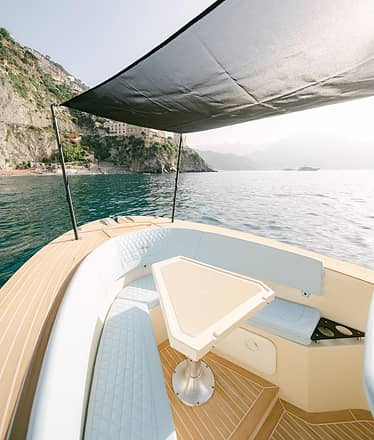 Capri in barca Emotion 30 Feet: tour privato tra grotte e Faraglioni