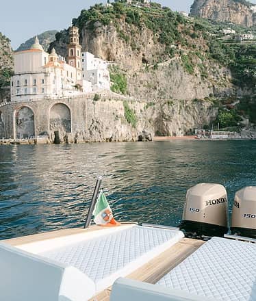 Capri in barca Emotion 30 Feet: tour privato tra grotte e Faraglioni