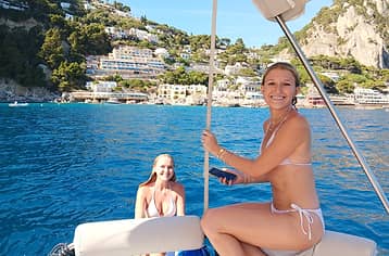 Tour privato in barca per Capri con fermata a Nerano per pranzo, intera giornata