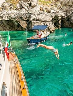 Tour privato in barca per Capri con fermata a Nerano per pranzo, intera giornata