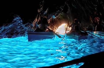 Capri and Blue Grotto Private Boat Tour with aperitivo and Swim