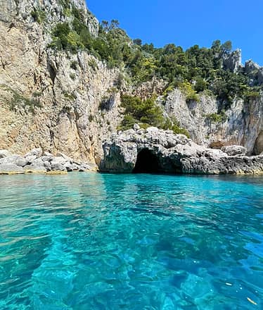 Mezza giornata in barca a Capri: grotte, Faraglioni e snorkeling