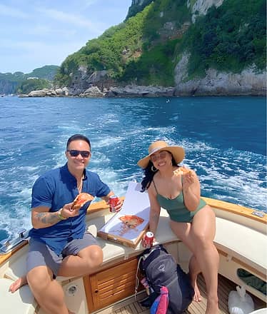 Mezza giornata in barca a Capri: grotte, Faraglioni e snorkeling