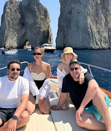 Mezza giornata in barca a Capri: grotte, Faraglioni e snorkeling