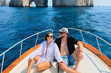Mezza giornata in barca a Capri: grotte, Faraglioni e snorkeling
