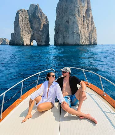 Mezza giornata in barca a Capri: grotte, Faraglioni e snorkeling