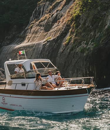 Explore the Amalfi Coast: boat tour between Positano to Amalfi