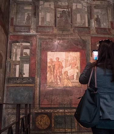 Sorrento and Pompeii by private boat: the sea and history