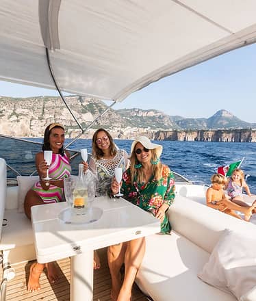 Sorrento and Pompeii by private boat: the sea and history