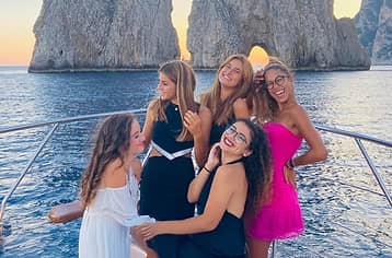 Dreamy private boat tour of Capri: grottoes, Faraglioni and relaxation