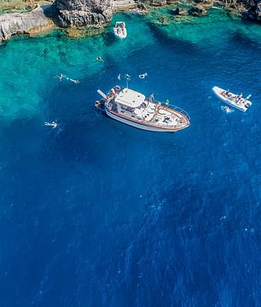 Dreamy private boat tour of Capri: grottoes, Faraglioni and relaxation