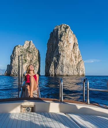 Dreamy private boat tour of Capri: grottoes, Faraglioni and relaxation