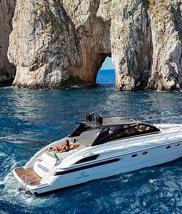 Fuga romantica in yacht: dal tramonto all’alba