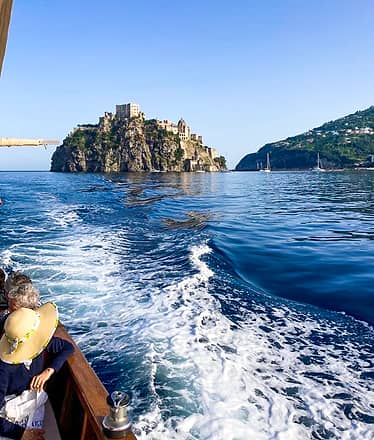 Ischia in barca: tour privato con skipper esperto