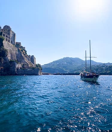 Capri in barca privata da Ischia: il tour dei sogni