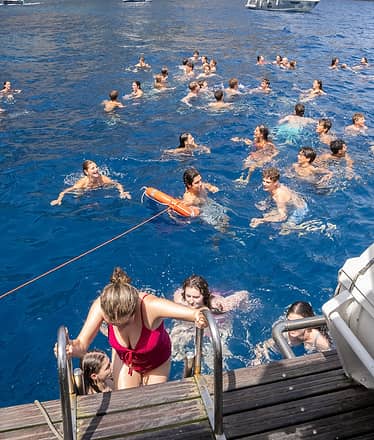 Tour in barca a Capri: grotte spettacolari, acque cristalline e i leggendari Faraglioni