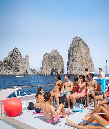 Tour in barca a Capri: grotte spettacolari, acque cristalline e i leggendari Faraglioni