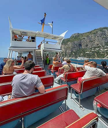 Capri Special: tour in barca da Sorrento tra acque limpide, sole e glamour