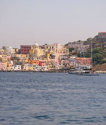 Procida in barca: tour di gruppo da Ischia con pranzo incluso