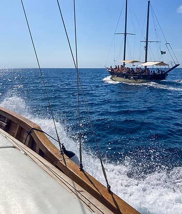 Procida in barca: tour di gruppo da Ischia con pranzo incluso