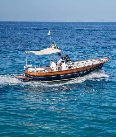 Capri dal mare in esclusiva: tour privato in barca tra grotte e Faraglioni